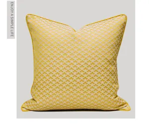 Coussin decoratif geometrique jaune vue de detail, oreiller moderne pour canape de salon.