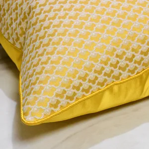 Coussin décoratif tissé géométrique jaune moderne vue rapprochée pour canapé lit salon.