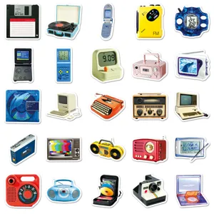 Detalle de pegatinas tecnológicas retro con varios dispositivos electrónicos vintage.