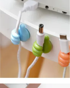Lindos clips de cable de pulgar y organizadores de silicona para mantener el escritorio ordenado.