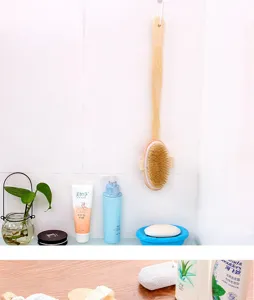 Lunga spazzola da bagno in legno con setole naturali e manico per doccia e schiena.