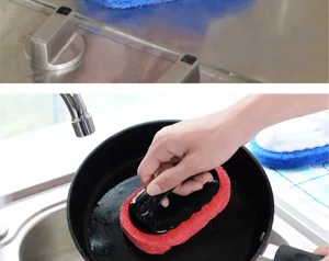 Cepillo esponja de limpieza para cocina con mango ergonómico lavando sartén en fregadero