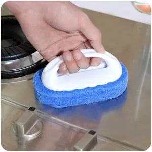 Cepillo de limpieza manual con mango de plástico blanco y esponja azul para cocina y baño.
