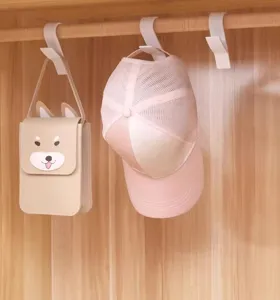 Prácticos ganchos de almacenamiento blancos y versátiles para barra, puerta o radiador.