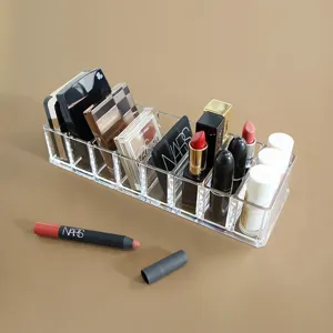 Organizador de maquillaje acrílico transparente de 8 rejillas para pintalabios y polvos.