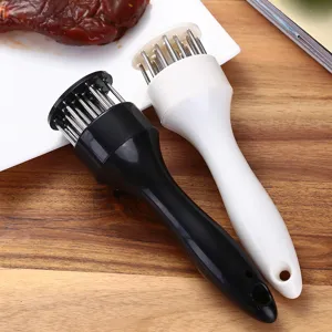 Aiguille tenderiseur a viande en acier inoxydable noir et blanc pour cuisine maison.