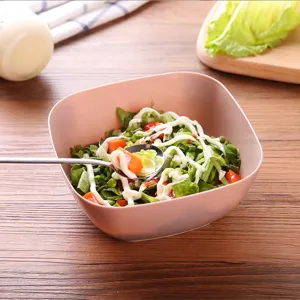 Bol de ensalada cuadrado de plástico rosa para la cocina, ideal para servir fruta y verdura fresca.