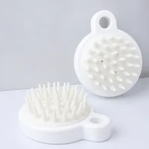 Silikon Kopfmassage Bürste für Haarwäsche, weiche Borsten und Aufhängeloch weißes Design.