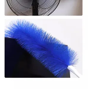 Détail de brosse de nettoyage de plumeau bleu flexible pour ventilateurs et fentes.