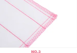 Vue détaillée montrant les coutures roses fines et la texture à 5 couches du torchon en bambou.
