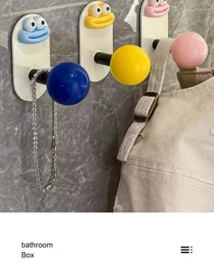 Dettaglio gancio da parete con labbra divertenti colorate, appendiabiti adesivo stile dopamina.