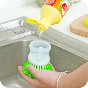 Spazzola per pulizia cucina con dispenser di sapone, setole verdi per piatti e pentole.