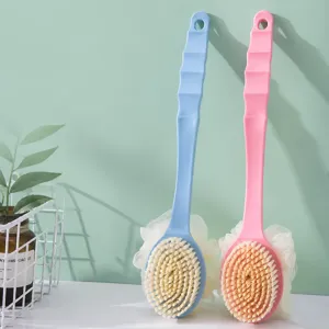 Cepillo de baño de mango largo con cerdas suaves y esponja para exfoliación profunda y limpieza.