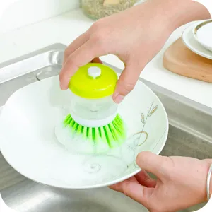 Spazzola per piatti da cucina con serbatoio per detersivo per pulire pentole in modo semplice.
