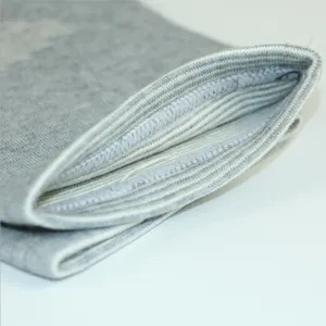 Detalle de manguito de rodillera elastica tejida gris para calidez y proteccion diaria unisex.