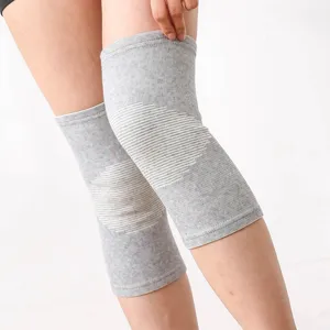 Rodilleras de punto gris para calor y soporte, tejido elástico transpirable para uso diario.