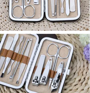 Detailansicht des Maniküre-Sets aus Edelstahl mit präzisen Nagelknipsern und Pflegeinstrumenten.