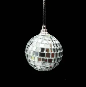 Vista dettagliata di una palla da discoteca argentata riflettente, perfetta per feste e club.
