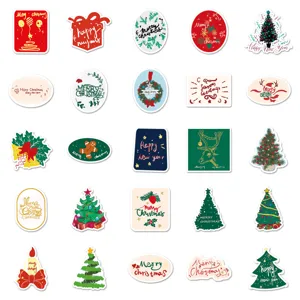 Gedetailleerd overzicht van kleurrijke kerststickers met diverse feestelijke ontwerpen.