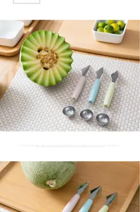 Ensemble de cuillères à melon et couteau à sculpter en acier inoxydable coloré.