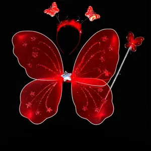 Vista dettagliata delle ali di farfalla rosse, set costume da fata in rete con glitter e stelle.