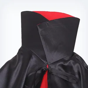 Dettaglio mantello costume di Halloween, cappotto colletto alto nero e rosso per festa party.
