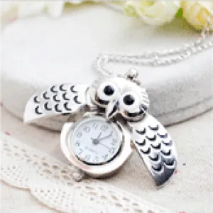 Antike bronzene Eulen Taschenuhr Kette mit Quarzwerk und filigranen Flügeldetails.