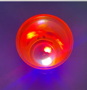 Primo piano dell'interno della tazza LED luminosa con vivaci effetti di luce rossa e viola.
