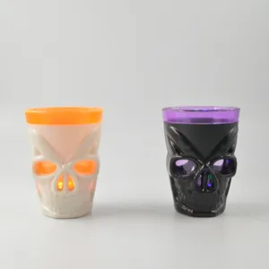 Bicchieri con teschio luminosi colorati di Halloween, perfetti per feste e decori.