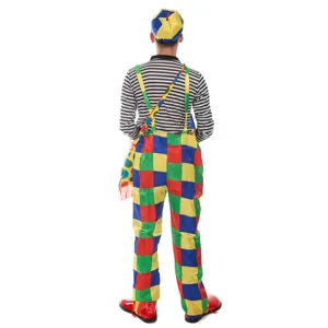 Vue détaillée du dos du costume de clown coloré, avec motif à carreaux et haut rayé.