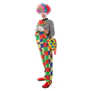 Détail de l'ensemble de costume de clown avec perruque colorée, masque et salopette.