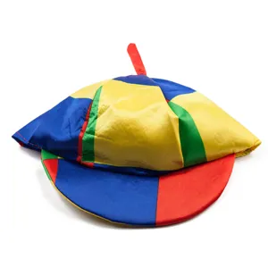 Détail de chapeau de clown multicolore patchwork, idéal pour fêtes et spectacles.
