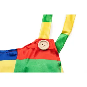 Vue détail costume de clown, design patchwork coloré avec joli bouton en bois et bretelles.
