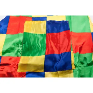 Détail de tissu de costume de clown coloré avec motif à carreaux rouge jaune bleu vert vif.