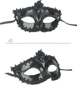 Gedetailleerde close-up van een zwart kanten masker met fonkelende strass-steentjes en linten.