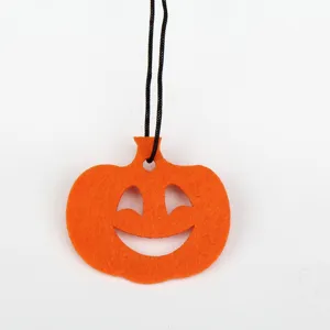 Halloween πορτοκαλί τσόχινη κολοκύθα κρεμαστό στολίδι λεπτομέρεια, γιορτινό διακοσμητικό.
