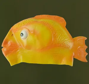 Detailansicht der lustigen orangefarbenen Goldfisch Latex Maske für Halloween Kostümparty.