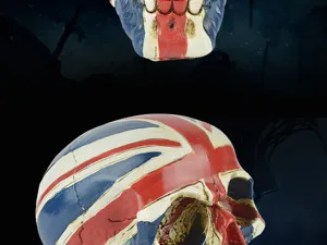 Gros plan d'un crâne en résine avec motif du drapeau britannique pour fête d'Halloween.
