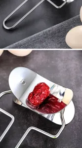 Vue de detail de l'appareil de presse a raviolis en acier inoxydable pour cuisine.