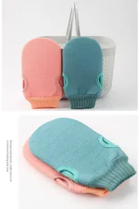 Vue détaillée de gants de bain exfoliants avec texture douce et épaisse et poignets élastiques.