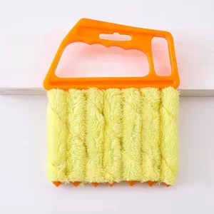 Mini cepillo de limpieza para persianas con fundas de microfibra para ranuras de ventilación.