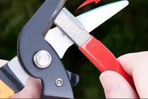 Affilatore per coltelli diamantato dettaglio che mostra il processo per forbici e lame.