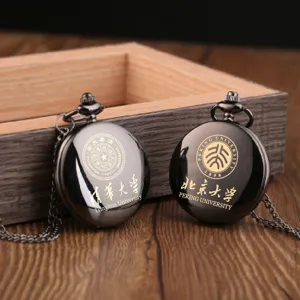 Personalisierte Quarz-Taschenuhr aus Metall mit Kette und Universität-Logo graviert.