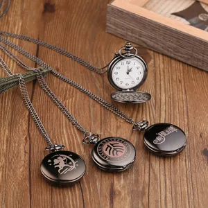 Antike Quarz-Taschenuhr mit langer Kette, detailliertem Lasergravur-Design und Retro-Optik.