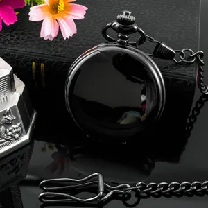 Klassische schwarze glänzende Quarztaschenuhr mit Kette und Clip, stilvolles Retro-Accessoire.