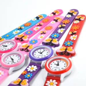 Bunte Kinder Cartoon Quarz-Uhr mit niedlichen Klatschbändern und Schmetterlingsdekor.