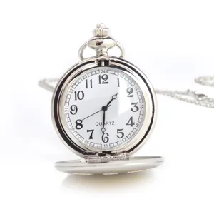 Montre de poche en métal argenté avec cadran blanc, chiffres arabes et chaîne de suspension.