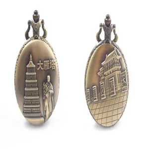 Reloj de bolsillo de cuarzo de bronce vintage con grabados detallados de pagoda china.