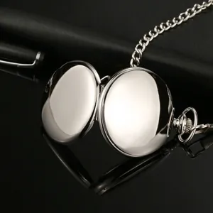 Silberne Taschenuhr aus Metall mit Kette, klassisches Vintage-Design Detailansicht Uhr.