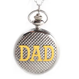 Montre de poche à quartz argentée avec texte DAD doré et motif texturé pour cadeau